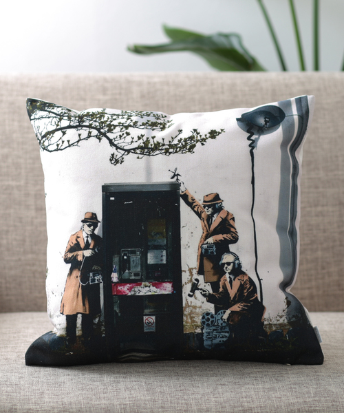 Jubilee（ジュビリー）の「バンクシーアート クッションカバー（クッション/クッションカバー・レディース・レッド/グリーン/ブラック/ブラック×ブルー/ベージュ/ホワイト×ピンク/グレー/ホワイト/ホワイト×ブラック/グレー系その他/グレー系その他2/グレー系その他3/アニマル/ブラック系その他/グレー系その他4/ホワイト系その他/ホワイト系その他2/ホワイト系その他3/ホワイト系その他4・FREE）」の9枚目の写真