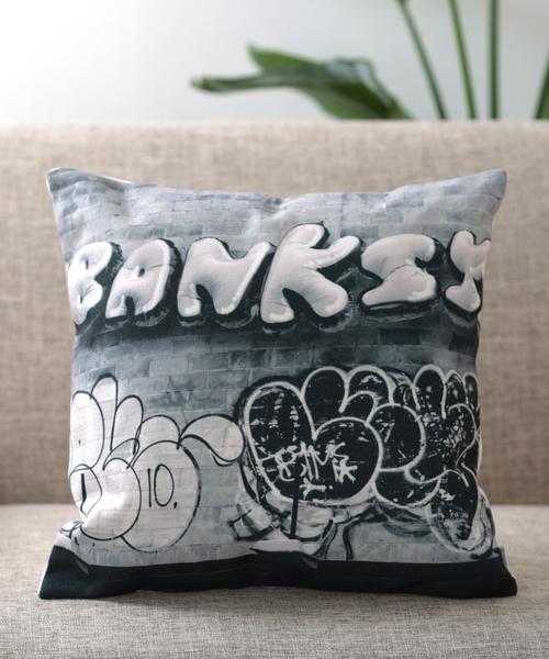Jubilee（ジュビリー）の「バンクシーアート クッションカバー（クッション/クッションカバー・レディース・レッド/グリーン/ブラック/ブラック×ブルー/ベージュ/ホワイト×ピンク/グレー/ホワイト/ホワイト×ブラック/グレー系その他/グレー系その他2/グレー系その他3/アニマル/ブラック系その他/グレー系その他4/ホワイト系その他/ホワイト系その他2/ホワイト系その他3/ホワイト系その他4・FREE）」の11枚目の写真