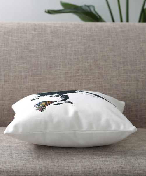 Jubilee（ジュビリー）の「バンクシーアート クッションカバー（クッション/クッションカバー・レディース・レッド/グリーン/ブラック/ブラック×ブルー/ベージュ/ホワイト×ピンク/グレー/ホワイト/ホワイト×ブラック/グレー系その他/グレー系その他2/グレー系その他3/アニマル/ブラック系その他/グレー系その他4/ホワイト系その他/ホワイト系その他2/ホワイト系その他3/ホワイト系その他4・FREE）」の22枚目の写真