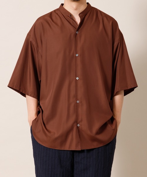 ADAM ET ROPE'（アダムエロペ）の「〈WEB・一部店舗限定〉ドロップショルダー バンドカラーシャツ（シャツ/ブラウス・メンズ・ホワイト/ダークブラウン/ブルー系その他/キナリ・M/L）」の3枚目の写真