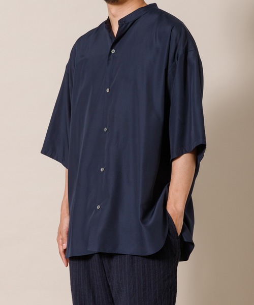 ADAM ET ROPE'（アダムエロペ）の「〈WEB・一部店舗限定〉ドロップショルダー バンドカラーシャツ（シャツ/ブラウス・メンズ・ホワイト/ダークブラウン/ブルー系その他/キナリ・M/L）」の4枚目の写真