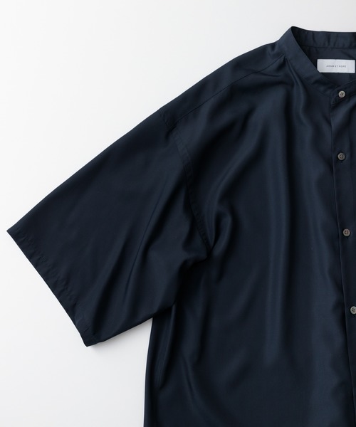 ADAM ET ROPE'（アダムエロペ）の「〈WEB・一部店舗限定〉ドロップショルダー バンドカラーシャツ（シャツ/ブラウス・メンズ・ホワイト/ダークブラウン/ブルー系その他/キナリ・M/L）」の8枚目の写真