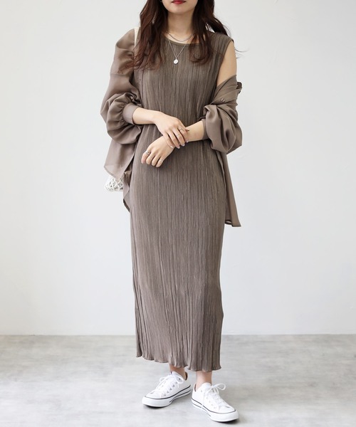 4youstory(フォーユーストーリー)の「サテンミニプリーツノースリマキシワンピース(ワンピース・レディース・ブラック/モカ/グレイッシュベージュ/ブルー・MEDIUM)」の3枚目の写真