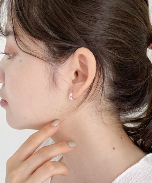 at12:03（アットイチニーゼロサン）の「SILVER925ワイドリングピアス（ピアス（両耳用）・レディース・シルバー・FREE）」の4枚目の写真