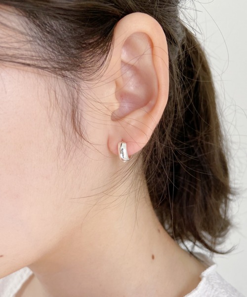 at12:03（アットイチニーゼロサン）の「SILVER925ワイドリングピアス（ピアス（両耳用）・レディース・シルバー・FREE）」の2枚目の写真