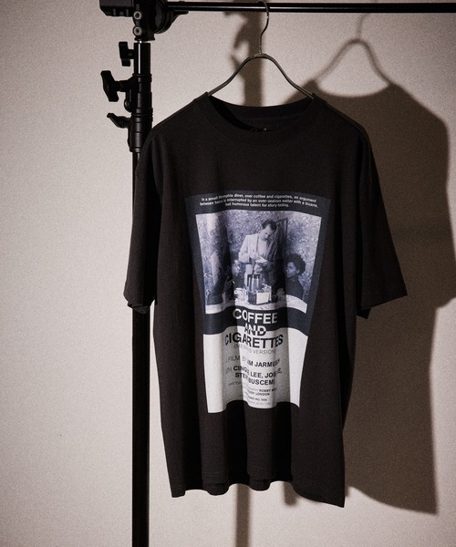 ADAM ET ROPE'(アダムエロペ)の「【JIM JARMUSCH×10C】MOVIE T-SHIRTS/ジムジャームッシュ(Tシャツ/カットソー・メンズ・ホワイト/ブラック/ホワイト系その他/ホワイト系その他2/ブラック系その他/ブラック系その他2・M/L/XL)」の4枚目の写真