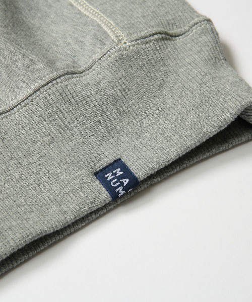 MAGIC NUMBER（マジック ナンバー）の「【MAGIC NUMBER】MGNB COLLEGE CREW SWEAT（スウェット・メンズ・ヘザーグレー/杢グレー/グレー系その他/グレー×ホワイト・MEDIUM/LARGE/X-LARGE）」の6枚目の写真