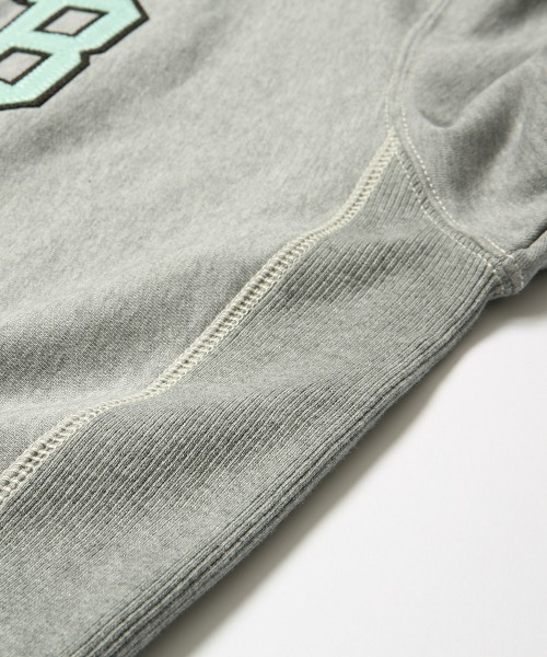 MAGIC NUMBER（マジック ナンバー）の「【MAGIC NUMBER】MGNB COLLEGE CREW SWEAT（スウェット・メンズ・ヘザーグレー/杢グレー/グレー系その他/グレー×ホワイト・MEDIUM/LARGE/X-LARGE）」の7枚目の写真