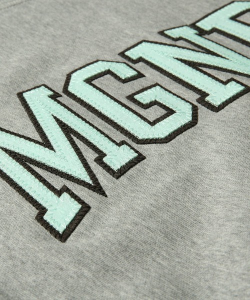 MAGIC NUMBER（マジック ナンバー）の「【MAGIC NUMBER】MGNB COLLEGE CREW SWEAT（スウェット・メンズ・ヘザーグレー/杢グレー/グレー系その他/グレー×ホワイト・MEDIUM/LARGE/X-LARGE）」の8枚目の写真