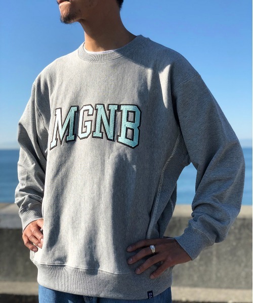 MAGIC NUMBER（マジック ナンバー）の「【MAGIC NUMBER】MGNB COLLEGE CREW SWEAT（スウェット・メンズ・ヘザーグレー/杢グレー/グレー系その他/グレー×ホワイト・MEDIUM/LARGE/X-LARGE）」の13枚目の写真