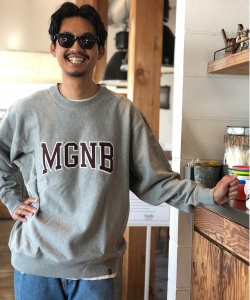 MAGIC NUMBER（マジック ナンバー）の「【MAGIC NUMBER】MGNB COLLEGE CREW SWEAT（スウェット・メンズ・ヘザーグレー/杢グレー/グレー系その他/グレー×ホワイト・MEDIUM/LARGE/X-LARGE）」の18枚目の写真