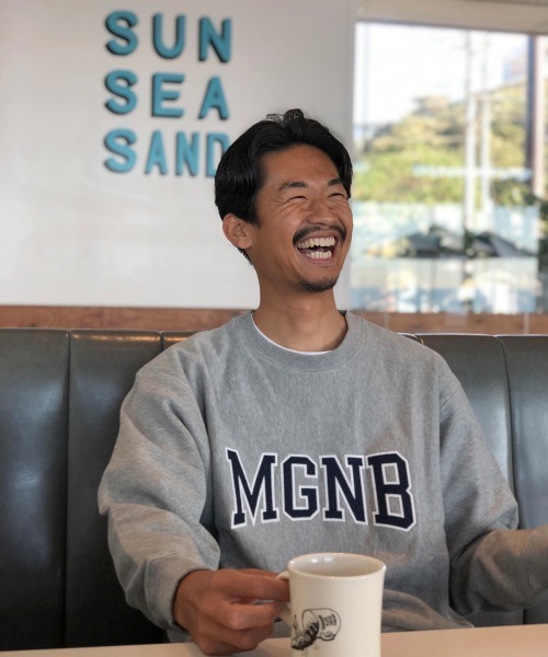 MAGIC NUMBER（マジック ナンバー）の「【MAGIC NUMBER】MGNB COLLEGE CREW SWEAT（スウェット・メンズ・ヘザーグレー/杢グレー/グレー系その他/グレー×ホワイト・MEDIUM/LARGE/X-LARGE）」の21枚目の写真