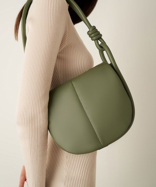 CHARLES & KEITH(チャールズ & キース)の「ルナ ノッティドハンドルショルダーバッグ / Luna Knotted Handle Shoulder Bag(ショルダーバッグ・レディース・ブラック/オリーブ/ブルー系その他4・M)」の8枚目の写真