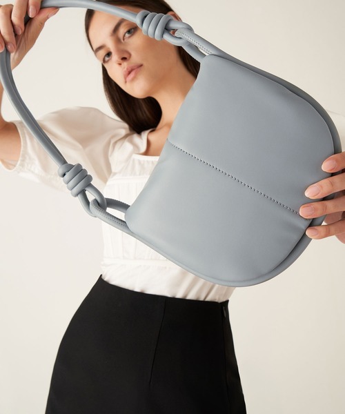 CHARLES & KEITH(チャールズ & キース)の「ルナ ノッティドハンドルショルダーバッグ / Luna Knotted Handle Shoulder Bag(ショルダーバッグ・レディース・ブラック/オリーブ/ブルー系その他4・M)」の20枚目の写真