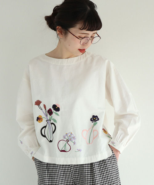 l'atelier du savon（アトリエドサボン）の「○花瓶刺繍 ブラウス