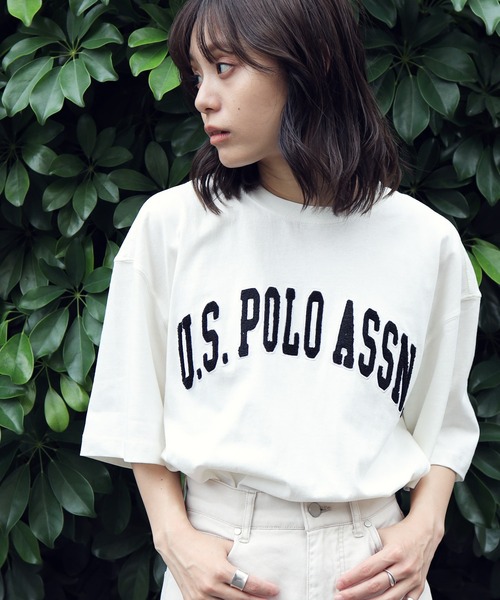 U.S. POLO ASSN.（ユーエスポロアッスン）の「U.S. POLO ASSN. / ユーエスポロアッスン 別注 コラボ ビッグシルエット オーバーサイズ 半袖 Tシャツ（Tシャツ/カットソー・メンズ・ブラック/ホワイト/ライトベージュ/ダークグリーン/ネイビー/ブラック系その他/ベージュ系その他/ホワイト系その他/グリーン系その他/ブルー系その他/チャコール/ブルー系その他4/グレー系その他2/ブラック系その他4/ホワイト系その他2/ホワイト系その他4/ベージュ系その他2/ブラック系その他2/ブルー系その他2/グリーン系その他2/ブラック系その他5/ホワイト系その他5/グリーン系その他3・MEDIUM/LARGE/X-LARGE）」の2枚目の写真