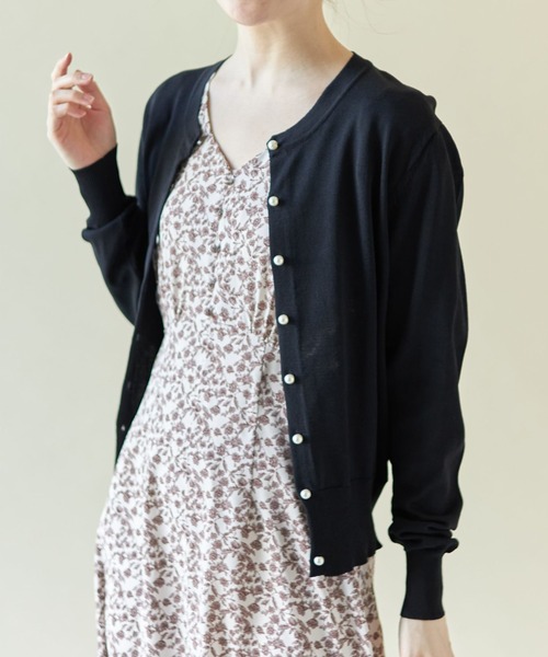 tocco closet(トッコ クローゼット)の「パール釦ラウンドネックシンプルカーディガン(カーディガン/ボレロ・レディース・ブラック/オフホワイト/ピンク系その他・M)」の3枚目の写真