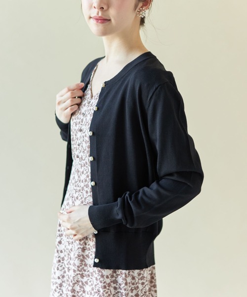 tocco closet(トッコ クローゼット)の「パール釦ラウンドネックシンプルカーディガン(カーディガン/ボレロ・レディース・ブラック/オフホワイト/ピンク系その他・M)」の9枚目の写真