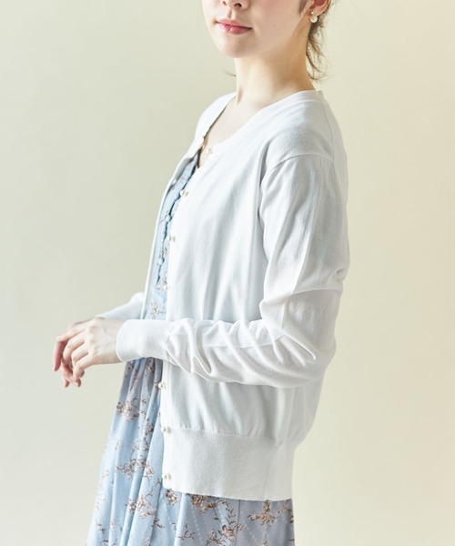 tocco closet(トッコ クローゼット)の「パール釦ラウンドネックシンプルカーディガン(カーディガン/ボレロ・レディース・ブラック/オフホワイト/ピンク系その他・M)」の11枚目の写真