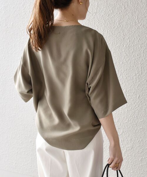 SHIPS(シップス)の「〈手洗い可能〉シルクTEEブラウス(セットアップ対応)(シャツ/ブラウス・レディース・オフホワイト/オリーブ/ブラック・38/36)」の5枚目の写真