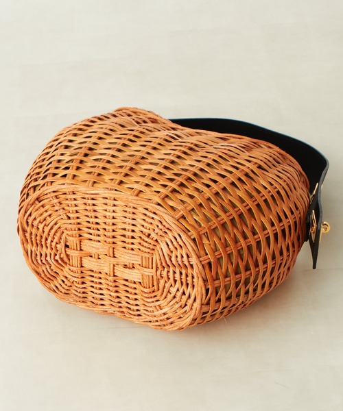 VIOLAd'ORO(ヴィオラドーロ)の「VIOLAd'ORO/ヴィオラドーロ ポイントハンドルラタンバッグ(かごバッグ・レディース・キャメル・FREE)」の14枚目の写真