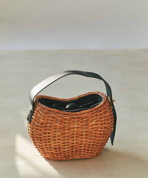 VIOLAd'ORO(ヴィオラドーロ)の「VIOLAd'ORO/ヴィオラドーロ ポイントハンドルラタンバッグ(かごバッグ・レディース・キャメル・FREE)」の2枚目の写真