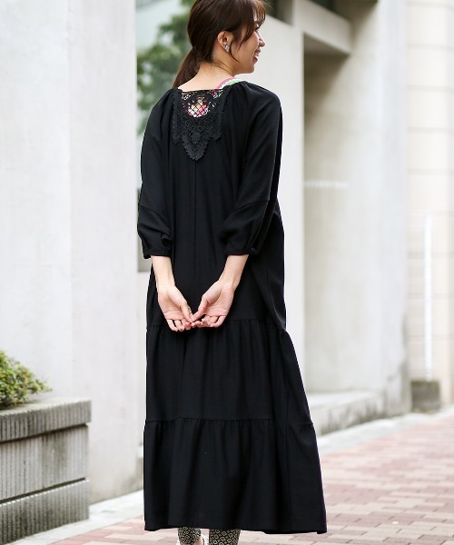 チチカカ（チチカカ）の「2WAY袖ボリュームティアードワンピース（ワンピース・レディース・ブラック/ブルー/ライトグリーン・FREE）」の2枚目の写真