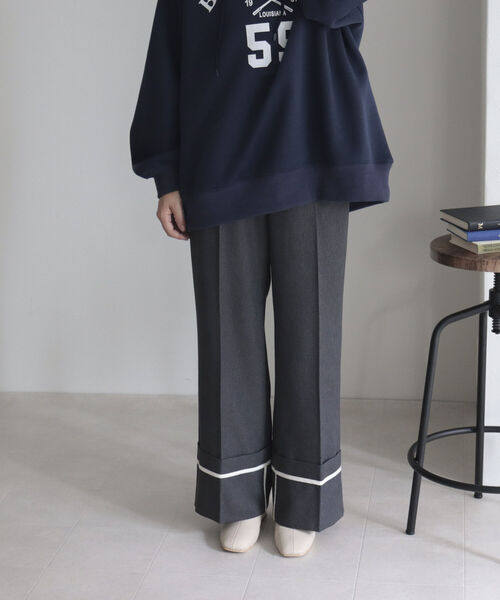 fredy emue（フレディエミュ）の「ロールアップフレアーワイドパンツ（スラックス・レディース・チャコールグレー/ベージュ・38/36）」の17枚目の写真