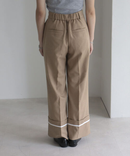 fredy emue（フレディエミュ）の「ロールアップフレアーワイドパンツ（スラックス・レディース・チャコールグレー/ベージュ・38/36）」の22枚目の写真