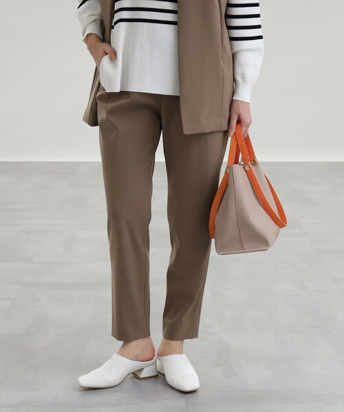 INDIVI（インディヴィ）の「◆【パンツ人気1位！/褒められパンツ/洗える/ウエストゴム】タックテーパードパンツ（その他パンツ・レディース・ブラウン系/ライトグレー/ライトブルー/ブラック/チャコールグレー・03/15 /34/40/42/05/17/19/36/13/38/12）」の5枚目の写真