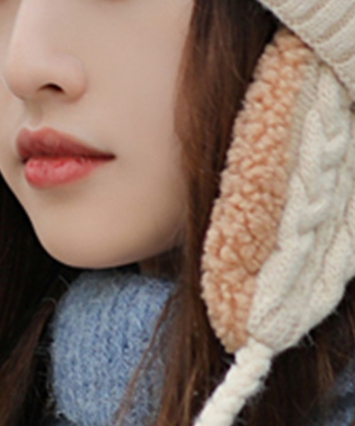 DAY CLOSET（デイ クローゼット）の「レディース プードルウール風耳当てボンボン付きニット帽 耳当て付き（ニットキャップ/ビーニー・レディース・クリーム/ピンク/オレンジ/ベージュ/ブラック/ホワイト・ONE SIZE）」の14枚目の写真