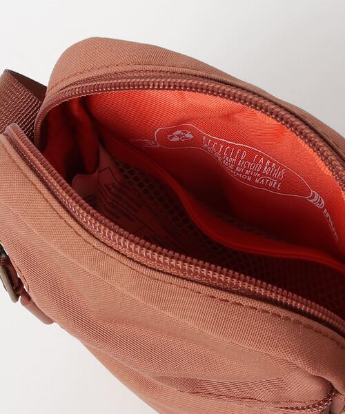 INUK（イヌーク）の「【INUK】SAMI SLING POUCH（ショルダーバッグ・レディース・グリーン系その他/ブラウン系その他/ピンク系その他・ONE SIZE）」の6枚目の写真