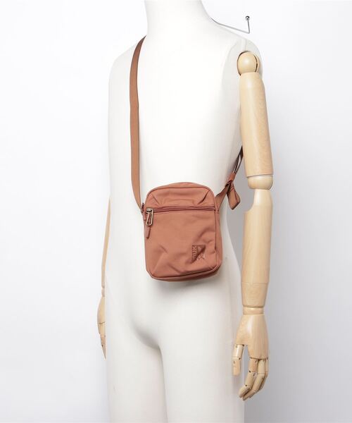 INUK（イヌーク）の「【INUK】SAMI SLING POUCH（ショルダーバッグ・レディース・グリーン系その他/ブラウン系その他/ピンク系その他・ONE SIZE）」の5枚目の写真