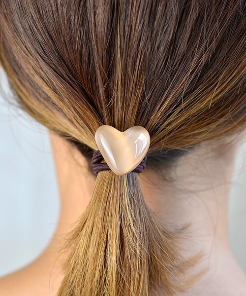 Fun & Daily（ファンアンドデイリー）の「F&D : カラーハートヘアゴム（ヘアゴム・レディース・ベージュ/パープル/アイボリー/イエロー/オレンジ/ブルー・FREE）」の3枚目の写真