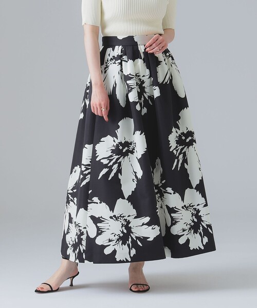 EFFE BEAMS（エッフェビームス）の「M・fil / フラワープリント フレアスカート（スカート・レディース・ブラック/パープル・36/38）」の2枚目の写真
