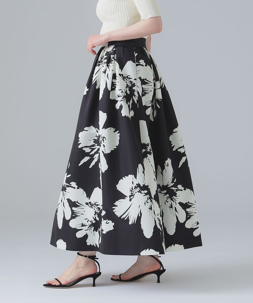 EFFE BEAMS（エッフェビームス）の「M・fil / フラワープリント フレアスカート（スカート・レディース・ブラック/パープル・36/38）」の13枚目の写真