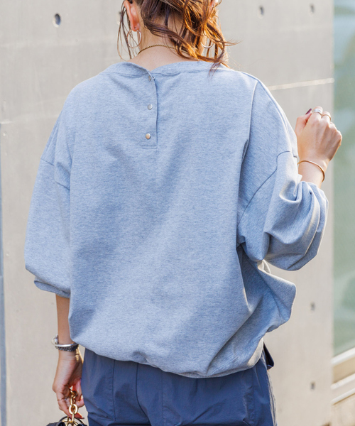 Rouge vif Anna(ルージュヴィフアンナ)の「ゆるシルエットバックヘンリーカットプルオーバー(Tシャツ/カットソー・レディース・ライトグレー/オフホワイト/オレンジ/ネイビー・フリー)」の3枚目の写真