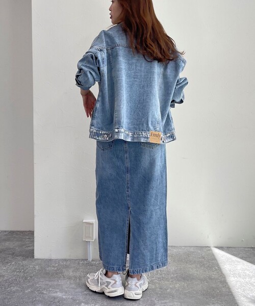 fredy emue(フレディエミュ)の「ノーカラーデニムジャケット(デニムジャケット・レディース・サックスブルー/グレイッシュブルー・38)」の9枚目の写真