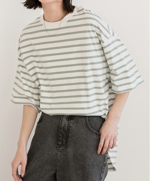 ad thie(アドティエ)の「裾ラウンド ボーダーTシャツ(Tシャツ/カットソー・レディース・モスグリーン/ネイビー/ピンク/オフホワイト/ライトブルー/ブラック/モカ・MEDIUM/LARGE)」の4枚目の写真