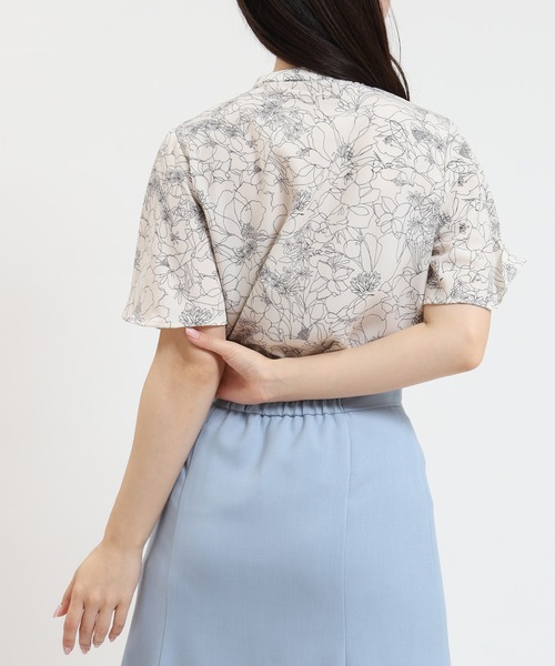 TRUDEA(トルディア)の「線描き花柄2wayデザインブラウス(シャツ/ブラウス・レディース・ホワイト/ブラック・MEDIUM/LARGE)」の4枚目の写真