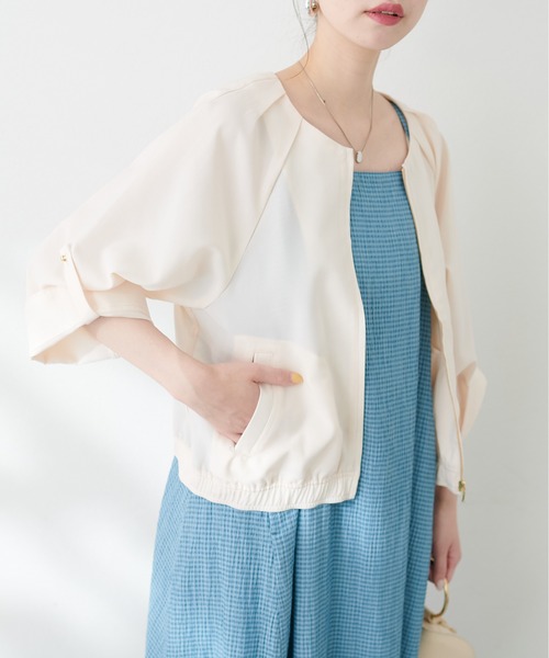 natural couture(ナチュラルクチュール)の「肩タック涼しげブルゾン(ブルゾン・レディース・アイボリー/サックスブルー/グレイッシュベージュ・FREE)」の2枚目の写真