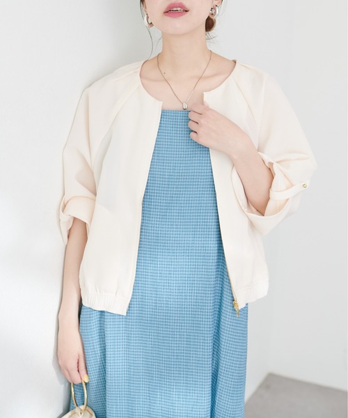 natural couture(ナチュラルクチュール)の「肩タック涼しげブルゾン(ブルゾン・レディース・アイボリー/サックスブルー/グレイッシュベージュ・FREE)」の4枚目の写真