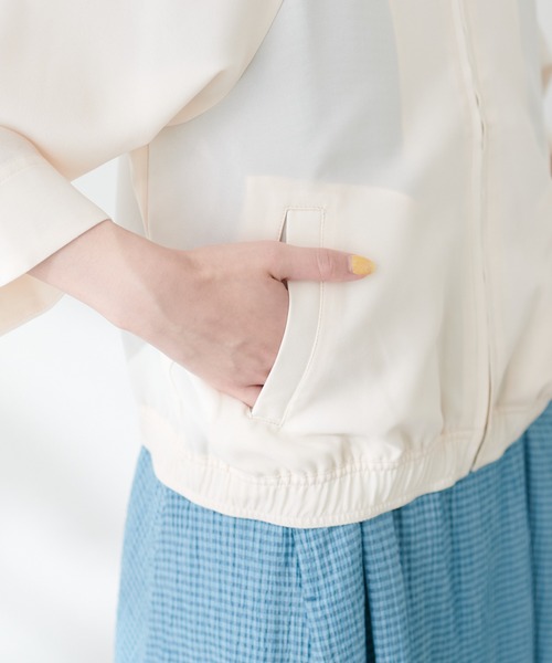 natural couture(ナチュラルクチュール)の「肩タック涼しげブルゾン(ブルゾン・レディース・アイボリー/サックスブルー/グレイッシュベージュ・FREE)」の22枚目の写真