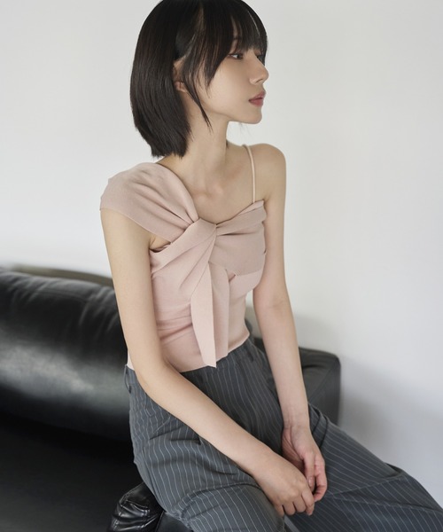 UNE MANSION(ユヌマンション)の「リボンアンバランスオフショルダー紐シャーリングクロップニットキャミソール(キャミソール・レディース・アイボリー/ブラック/ピンク・FREE)」の3枚目の写真