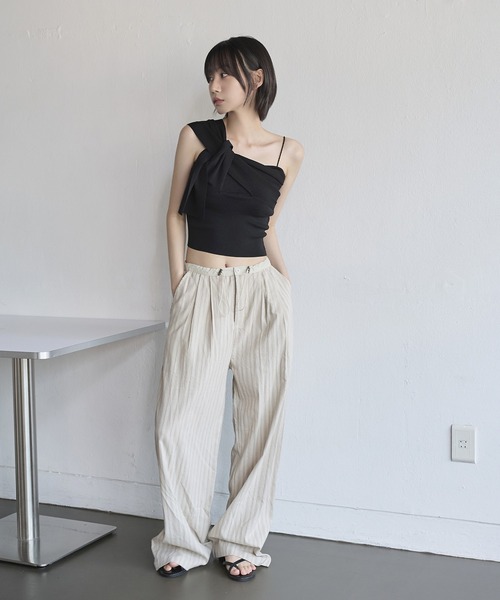 UNE MANSION(ユヌマンション)の「リボンアンバランスオフショルダー紐シャーリングクロップニットキャミソール(キャミソール・レディース・アイボリー/ブラック/ピンク・FREE)」の5枚目の写真