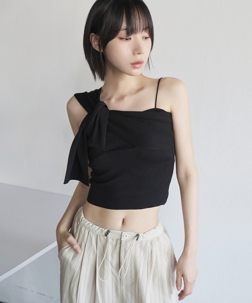 UNE MANSION(ユヌマンション)の「リボンアンバランスオフショルダー紐シャーリングクロップニットキャミソール(キャミソール・レディース・アイボリー/ブラック/ピンク・FREE)」の9枚目の写真