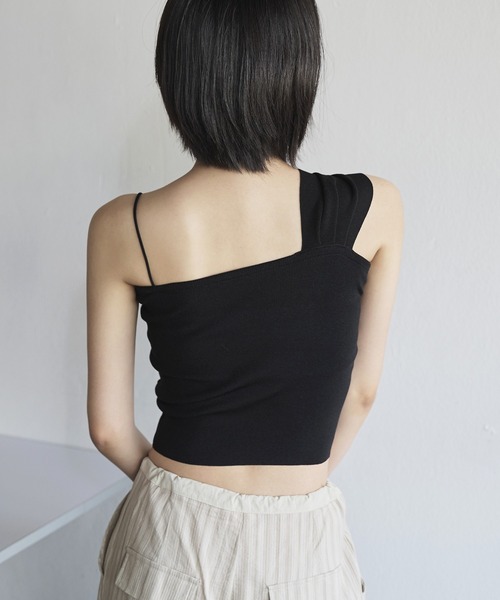 UNE MANSION(ユヌマンション)の「リボンアンバランスオフショルダー紐シャーリングクロップニットキャミソール(キャミソール・レディース・アイボリー/ブラック/ピンク・FREE)」の11枚目の写真