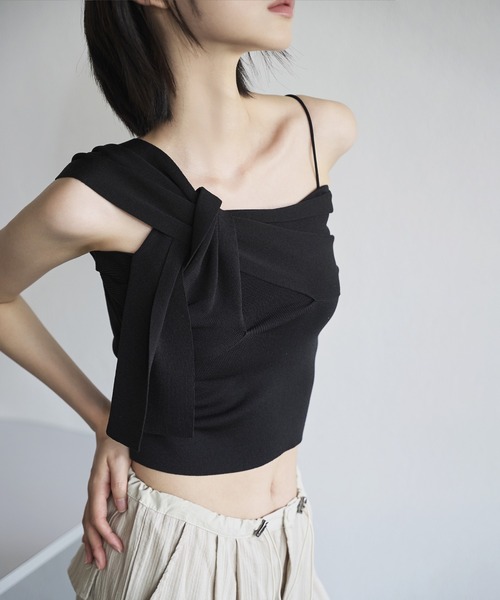 UNE MANSION(ユヌマンション)の「リボンアンバランスオフショルダー紐シャーリングクロップニットキャミソール(キャミソール・レディース・アイボリー/ブラック/ピンク・FREE)」の12枚目の写真