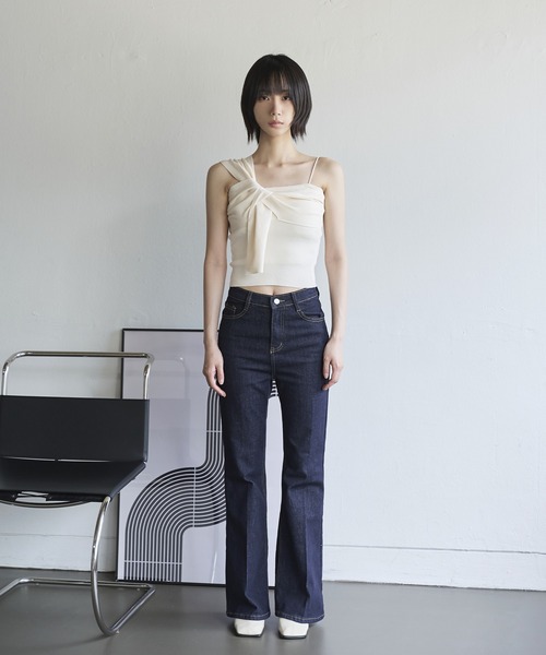 UNE MANSION(ユヌマンション)の「リボンアンバランスオフショルダー紐シャーリングクロップニットキャミソール(キャミソール・レディース・アイボリー/ブラック/ピンク・FREE)」の13枚目の写真