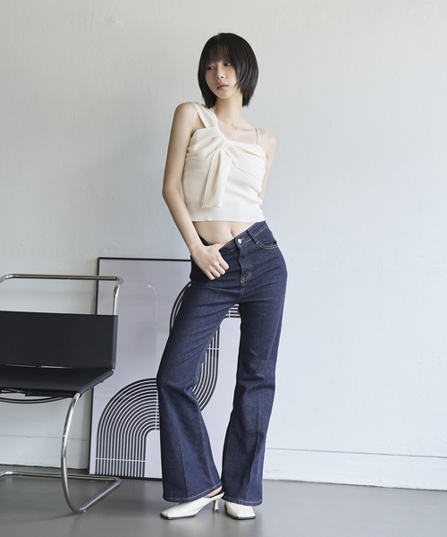 UNE MANSION(ユヌマンション)の「リボンアンバランスオフショルダー紐シャーリングクロップニットキャミソール(キャミソール・レディース・アイボリー/ブラック/ピンク・FREE)」の14枚目の写真